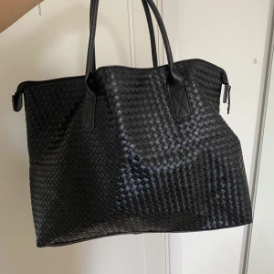 Botega väska  - Såå sjukt snygg väska som liknar botega i mönstret, ääälskar denna och den rymmer så mycket men kommer tyvärr inte till användning:(