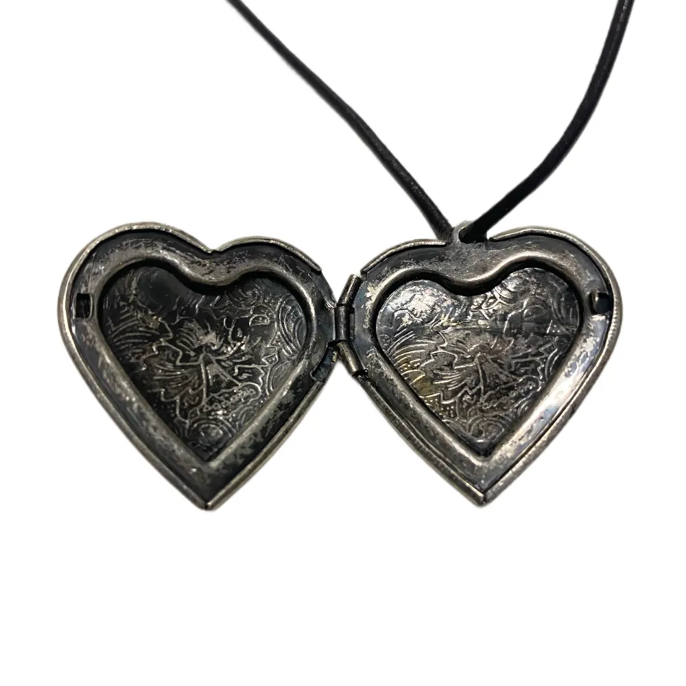 Så fin halsband med hjärta som öppnas  Längd 26 cm, men kan knytas kortare . Accessoarer.