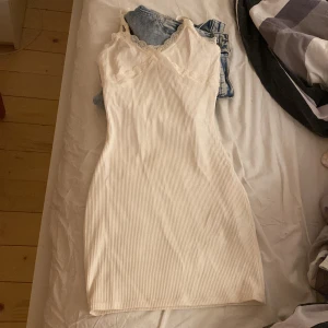 Vit klänning  - Vit klänning från HM, tajt och ganska kort. Är för liten numera därav säljer jag den.