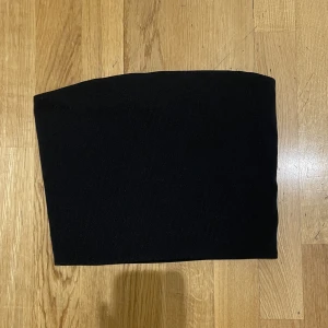Tube topp - Säljer denna supersnygga ribbade tube toppen från monki. Den har även lite glans i sig vilket för den lite festligare. För fler bilder/frågor kom privat🩷
