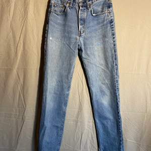 Ett par jeans i rak modell från märket Levis. Detta är deras 501 modell. Det finns några slitskador som jag kan skicka bild på privat. Jeansen har inte kommit till användning, men jättesnygga och bekväma jeans. 