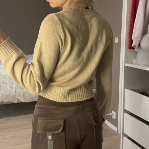 Brun/beige tunnstickad långärmad  - Tycker om denhär jätte mycket men köpte fel färg så den passar inte till mig. Super skön och perfekt på hösten/vintern. Köpt från H&M