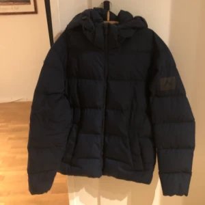 Marinblå dunjacka - En marinblå dunjacka från McKinley, storlek xs men sitter som en S/M💙