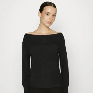 Off shoulder stickad tröja - Jätte fin stickad off shoulder tröja ifrån vero Moda. Nypris 350kr använd fåtal gånger kan skicka bilder om du är intresserad ❤️ i storlek XS funkar på S. Modellen på bilden bär S och är 177