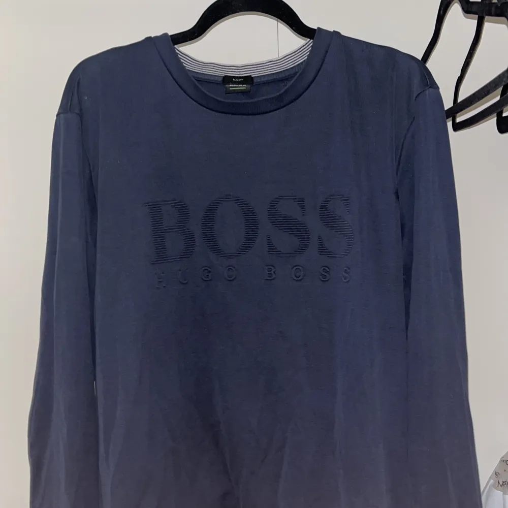 Säljer min Hugo boss tröja som är i väldigt bra skick och väldigt snygg, köpt på Hugo boss avdelningen i Åhléns. Tröjor & Koftor.