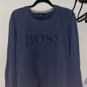 Hugo boss  - Säljer min Hugo boss tröja som är i väldigt bra skick och väldigt snygg, köpt på Hugo boss avdelningen i Åhléns
