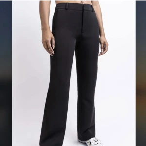 Madlady kostymbyxor  - Jag säljer dessa skitsnygga mid waist kostymbyxor köpta från madlady i modellen - Nova black🩷De är i storlek 38 och längd 30! Jag köpte de för 599 kr och mitt pris är 400kr + frakt!🩷Skriv privat vid frågor!🫶🏼