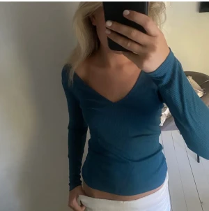 Blå tunn topp - Skitsnygg blå topp som är lite halvt genomskinlig därav passar den super till lite festligare tillfällen men inte så genomskilnig att den inte går att använda till vardags!! Älskaaaar 