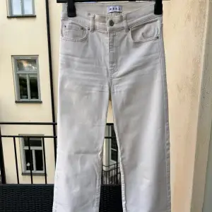 Säljer tjejens härliga krämvita jeans från svenska WERA. Storlek 34, midjemått 35cm. Köpte för nåt år sedan men i väldigt gott skick. Kan mötas i Sthlm!