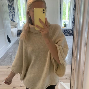 Stickad tröja - Säljer denna jätte fina stickade tröja från zara💓köparen står för frakt