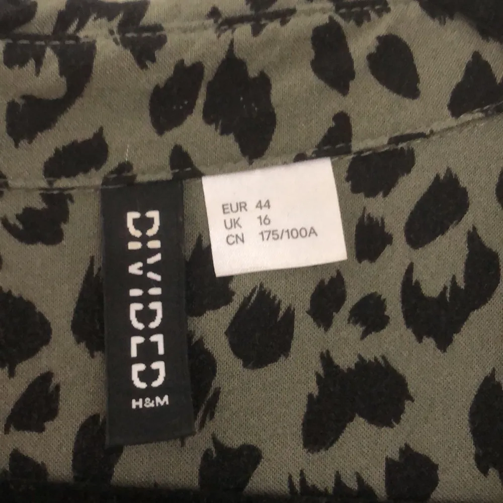 Leopardmönstrad skjortklänning från H&M, endast använd några fåtal gånger. Storlek 44, jag är vanligtvis M och använt den som en oversized. 🖤. Klänningar.