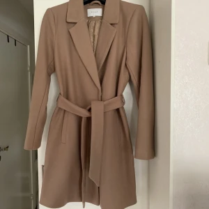 Kappa - Kappa från Vila i storlek 36. Går att knäppa med knappar i fram. Knappt använd. 