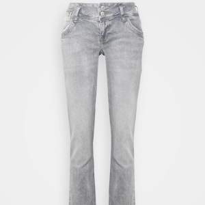 Säljer dessa as snygga LTB jeans som även är helt slutsålda!!💕😍 Kommer tyvärr inte till användning för mig💓 Jag köpte de för 679 kr! Kom privat för frågor💕