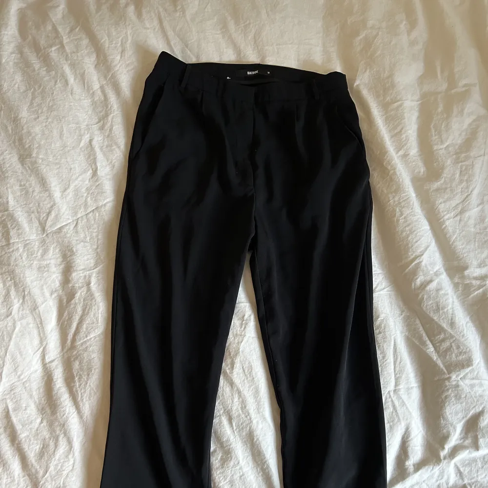 Ett par svarta byxor från Bik Bok , knappt använda 🖤. Jeans & Byxor.