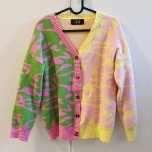 Kofta Cider stl M - Färgglad kofta från cider i storlek M. Upplever den lite skarp i färgerna på mig så kommer inte till användning. Perfekt nu när höstmyset närmar sig! 🍵📚