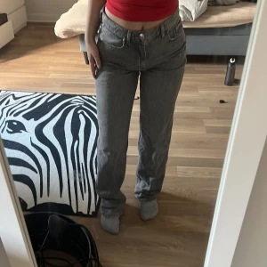 Jeans - Gråa jeans som jag har använt två gånger så de är i väldigt bra skick.
