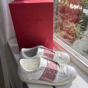 Valentino skor i nyskick, strl 39 - kommer med skolåda