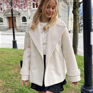 Kort kappa - Gina coat från Design By Si i Off White🤍 sjukt snygg till hösten och våren. Använd några gånger i våras. Byter gärna mot en liknade kappa i svart. Men kan även sälja💕nypris 757 jag säljer för 550 men kan diskutera pris💕