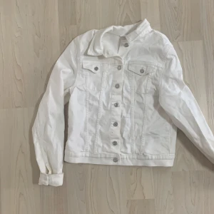 Jeans jacka - Den är så bra och din när man har på sig den.
