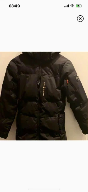 Sailracing jacka - En sailracing jacka som är super fin och i bra skick. Den är använd få gånger så den är som ny. Nypris 2900kr, säljer den för 900. Storlek S dam