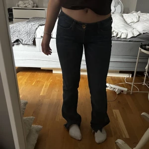 Lågmidjade jeans - SKITSNYGGA!!! Lågmidjade jeans med ”diamanter” på bakfickorna. Perfekt höstfärg!! Kom med prisförslag