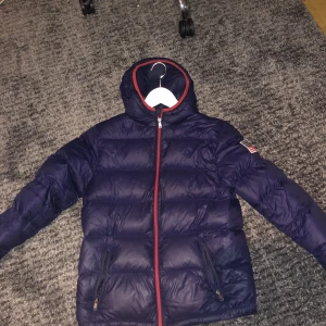 Ralph lauren jacka - Säljer denna jackan då den är för liten, den är barn storlek 170 och passar som xs. Den är 8/10 i skick. Kom dm för mer info!
