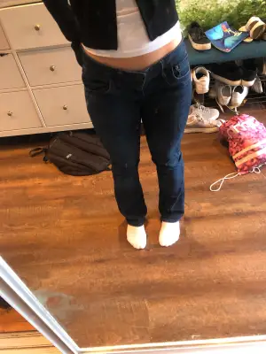 Säljer mina LTB jeans därför jeansen inte var i den färgen jag ville ha💕Är i bra ska skick inga hål nere vid ändan🩷Dem är low waist och storlek W26 L32💞har används få tal gånger☺️ vill ha sålt dem Därför är det lågt pris