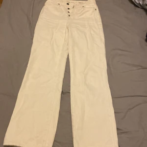 Denim byxor  - Vita byxor regular wide size 25 length 32 använda 1 gång har en liten fläck längst ner på höger ben bak men går till 99% bort i tvätten, i övrigt jätte fina jeans som är bekväma och väldigt fina, jag växte tyvärr ur dom och har bara legat i garderoben. 