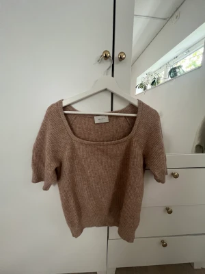 Stickad Trekvartsarmad tröja  - En beige stickad trekvaryarmad tröja ifrån Neo Noir, med väldigt bra skick. Säljer då den inte kommer till användning mer