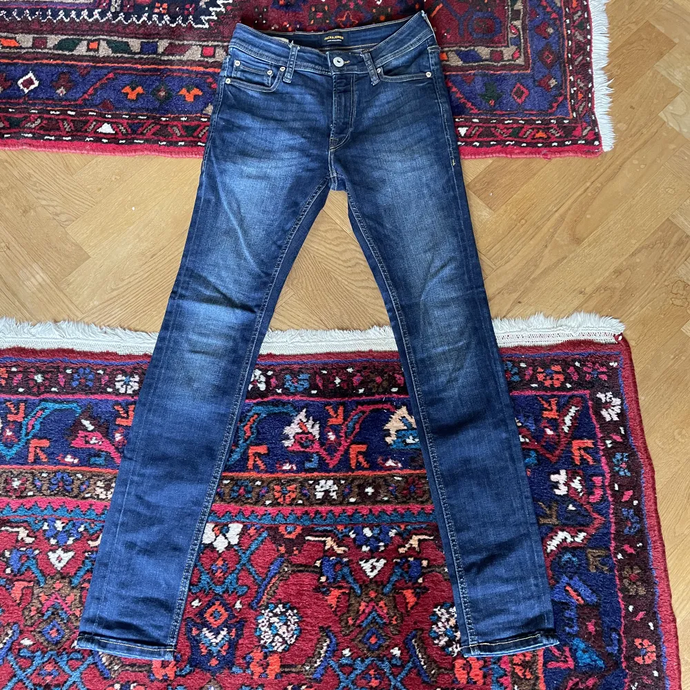 Säljer mina Jack and Jones jeans. Modellen heter ”Liam”. Loggan på baksidan av jeansen är trasig. . Jeans & Byxor.