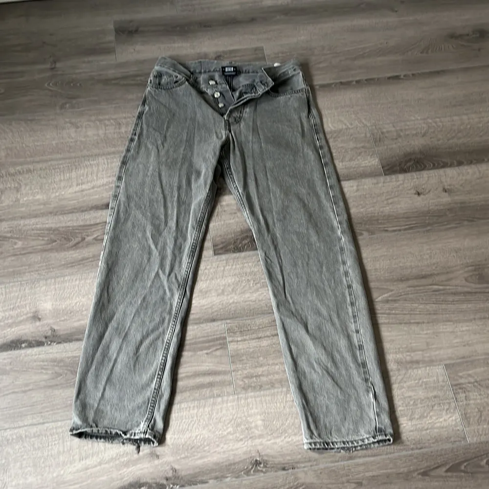 Säljer mina jeans som jag köpte på Junkyard för 699kr💸 lite små slita ( inga hål ) men mycket kvar att ge, säljer då de tyvärr har blivit försmå för mig. Passformen är straight/loss, har ni några mer frågor är det bara att höra av sig😊👍🏼. Jeans & Byxor.