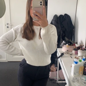 Stickadtröja  - Vit stickad tröja som går att ha åt 2 olika håll! Köpt från NAKD för några år sen men aldrig använt! Säljer för 220kr🤍