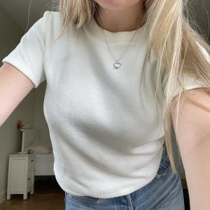 Zara topp - En så gullig och skön tshirt från Zara i lite tjockare mjukt material! Jättesöt, i fint skick!  Passar någon mellan xs-m