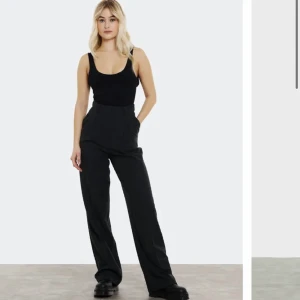 Bikbok kostymbyxor - Säljer mina jättefina kostymbyxor från bikbok. Köpta här på plick men säljer de då de har blivit för små för mig💗 Bra skick!💕