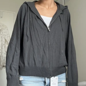 Kashmirmix ziphoodie - Trendig Kashmir zip hoodie i mörkgrått perfekt till skolan men även till fest, supernajs passform!!!!