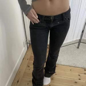 Super snygga svarta lågmidjade jeans!💞 Bra skick! Hör av er för mer info eller mått och sånt💞 ! kontakta mig innan du trycker köp nu !