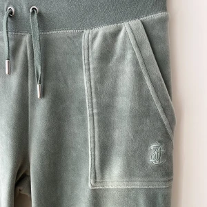 Juicy Couture byxor, chinois green - Juicy couture byxor i storlek S. Jag säljer byxorna för att de inte kommer till användning längre. Det är använda byxor men de är i bra skick förutom att det finns små märken vid knäna. Kom privat om ni undrar något! ❤️