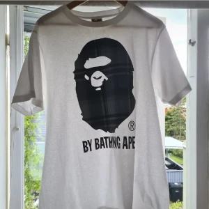 Bape t shirt  - Bape t shirt använd ett fåtal gånger ser ny ut. Kom gärna privat vid funderingar (: