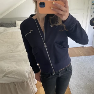 Höstjacka  - Skit snygg blå stickad jacka som också är fodrad!!! Super snygg och med coola fickor på. Köpt på sellpy och aldrig använd. Inga defekter på den! I storlek L men är väldigt liten i storleken så passar även S och M☺️☺️