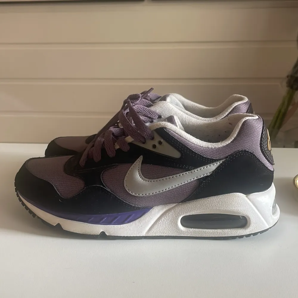 Nike air Max.  Lila, svarta lite silver på nike märket.  . Skor.