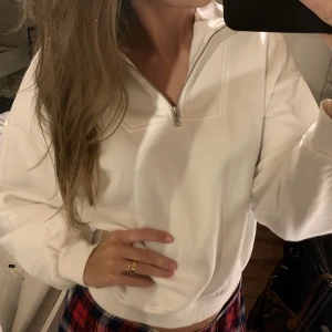 Vit tröja  - Vit zip från Gina tricot i perfekt skick 