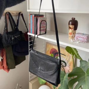 axelremsväska - vintage axelremsväska. Fint skick, inga defekter🤝