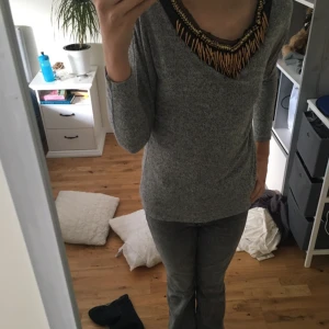 Mysig grå tröja - säljer min gråa tröja med pärlor på. Då de är för stor på mig❤️ men skit snygg i storlek M❤️”nästan helt nyskick” skriv om du är intresserad elr vill se mer bilder