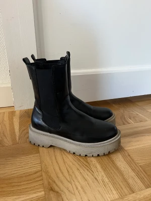 Boots - Säljer mina snygga boots med beige sula. Använda ca 3-4 gånger. Köpta för 700. 
