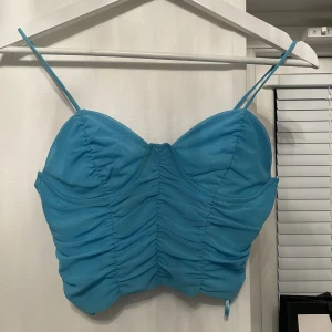 Blå topp - Säljer denna topp, använd fåtal gånger