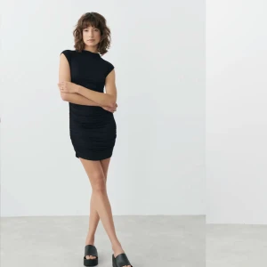 Soft touch funnel neck dress svart - Fin svart klänning med avrunda på sidan. Strl. S. Original pris: 360kr. Använt 1 gång. Hör av dig vid intresse! 