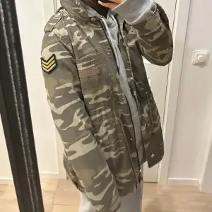 Militär grön jacka från Pull and bear. Så snygg och i nyskick. Inga defekter förekommer. I storlek S. 