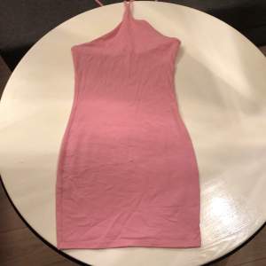 Tajt rosa klänning av bomullstrikå 
