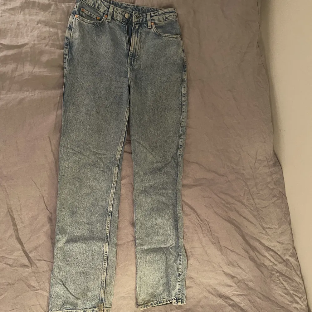 Blåa jeans från weekday (Första bilden är lånad). Jeans & Byxor.