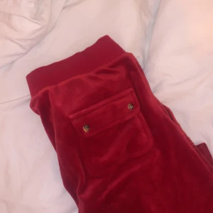 JUICY - Säljer denna juicy couture byxor (riktiga) ser ut som helt nya! Budaa